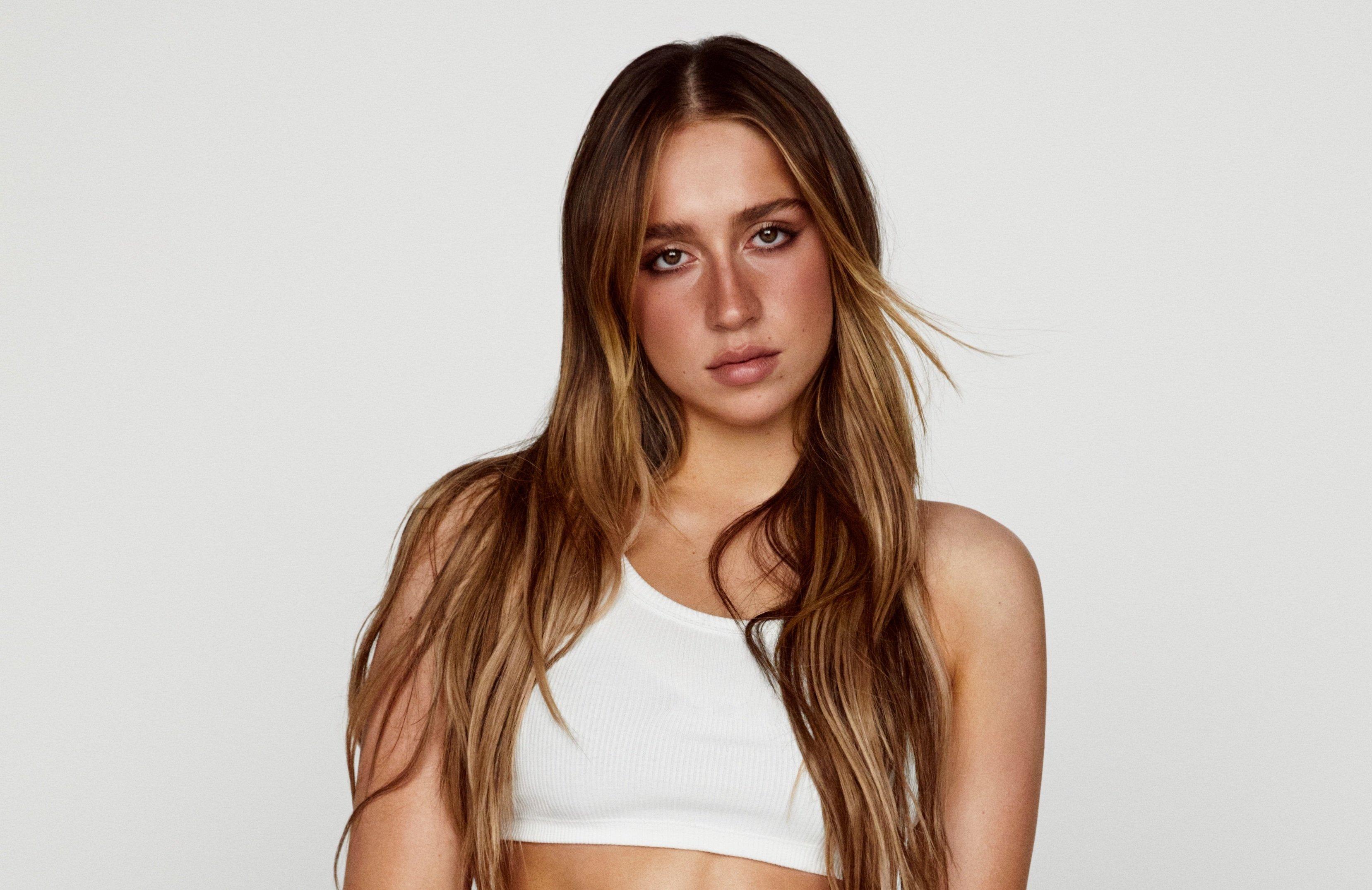 Tate McRae live performance